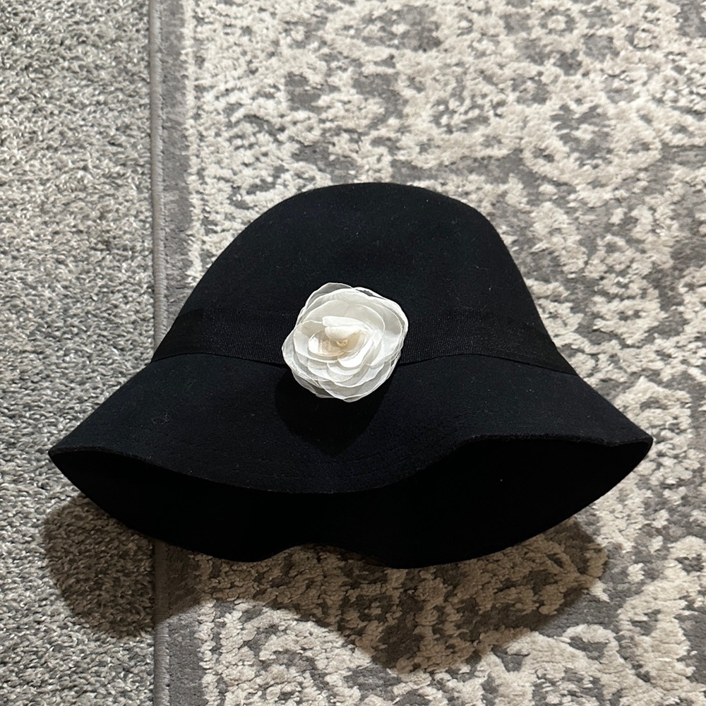 🖤Elegant Hat with Flower Accent🖤